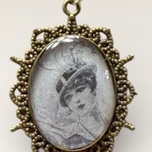 Vintage-Style Oval Portrait Necklace – Antique Bronze Cameo Pendant